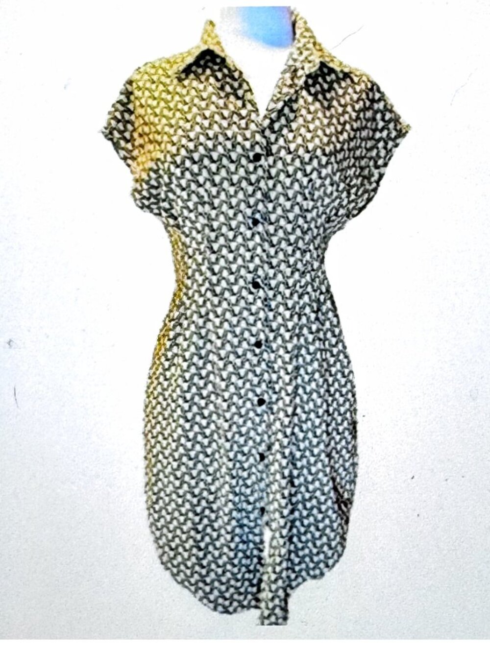 Emery Rose Tailored Dress V-neck Geometric Print Button Short Sleeve Medium